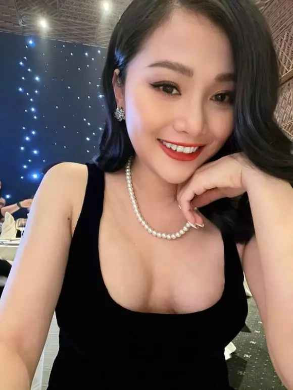 Bên cạnh đó, em gái "hoàng tử sơn ca" Quang Vinh viết: "Bà đẻ bữa nay đi ăn đám cưới tí xíu… Chút về hút sữa tiếp nha, hôm nay còn ra hình ra dáng chút chứ bữa giờ như con hủi ở nhà. Người ngợm chua nhớt, tóc tai bết dơ, da dẻ xám xịt".