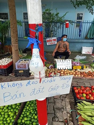 Được biết, Minh Râu từng nổi tiếng với phong cách bán hàng "cho luôn" khi khó khăn. Dân mạng từng chia sẻ câu chuyện có sinh viên cuối tháng chỉ còn 4 nghìn đồng ra chỗ anh mua rau.