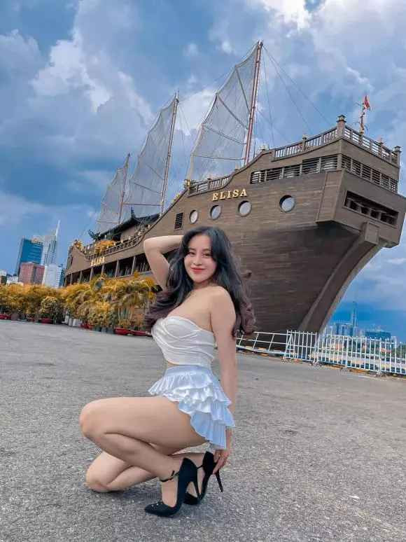 Sau 4h lên sóng, hình ảnh và status của Huyền Anh nhận về hơn 4 ngàn lượt tương tác từ dân mạng - một con số không thua kém bất cứ sao Vbiz nổi tiếng nào.