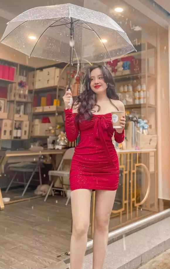 Bà Tưng "nổi như cồn" cách đây nhiều năm với một clip nhảy gợi cảm. Sau đó, cô liên tục đăng ảnh hở bạo, phát ngôn gây sốc. Nhưng một thời gian sau, hiện tượng mạng này đã "ở ẩn", sống kín tiếng hơn trước.
