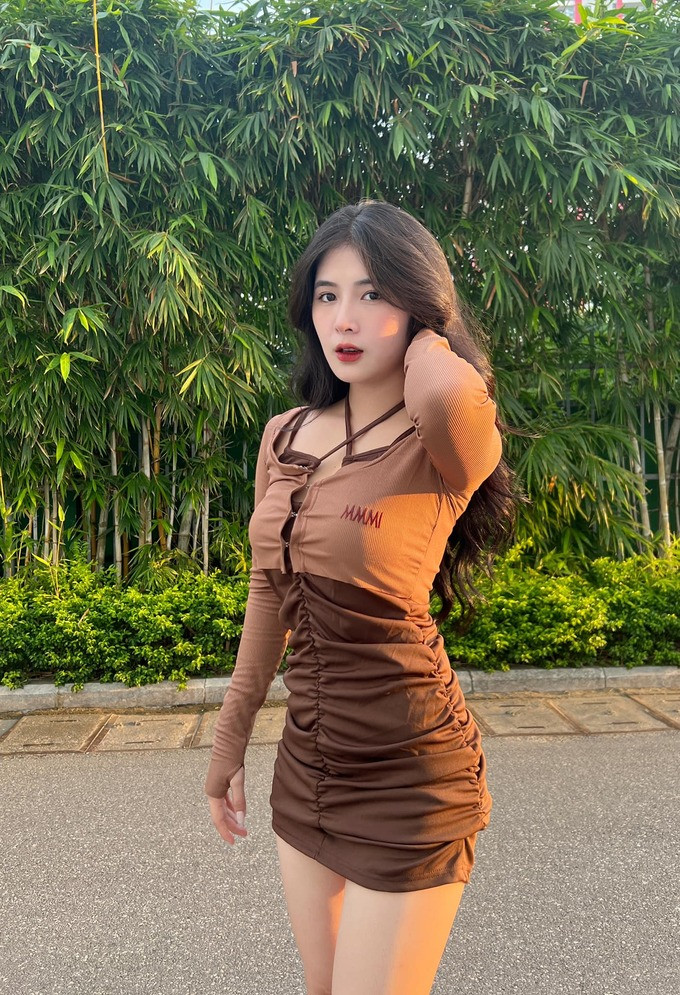 Bên cạnh những lời khen ngợi nhan sắc xinh đẹp, nóng bỏng, Quỳnh Alee còn nhận về những lời nhắc nhở nên biết tiết chế bản thân.