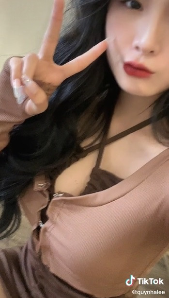 Cư dân mạng không khỏi hoài nghi đây là hành động khoe sự nóng bỏng của mình khi Quỳnh Alee thường xuyên được biết đến là TikToker quyến rũ, chẳng ngại khoe thân trong những thiết kế táo bạo.