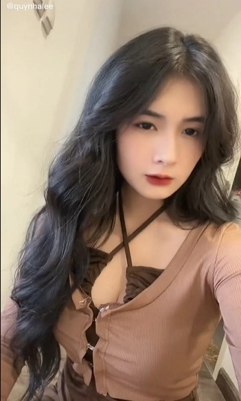 Mới đây, Quỳnh Alee khiến dân mạng "dậy sóng" khi đăng tải đoạn clip đu theo trend "bình nguyên vô tận", nữ TikToker đã khiến cho nhiều người ngỡ ngàng không biết cố tình hay vô ý mà lại dùng camera “zoom” kỹ vào phần vòng một của mình.