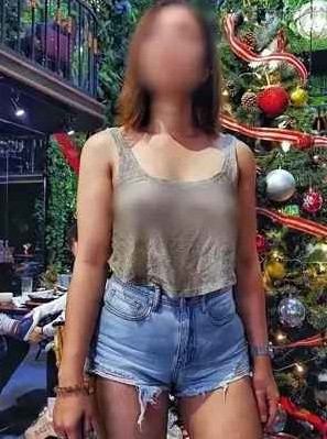 Chẳng phải những bộ cánh phù hợp độ tuổi, chỉ lại chọn trang phục ren mỏng hay khoét xẻ thật sâu.
