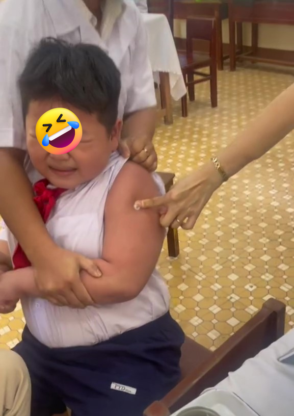 Thế nhưng, thân hình có chút mập mạp của cậu bé nên buộc phải có tới tận 3 người giữ mới có thể đảm bảo cậu nhóc được giữ nguyên tại chỗ để tránh xảy ra sai sót khi tiêm.