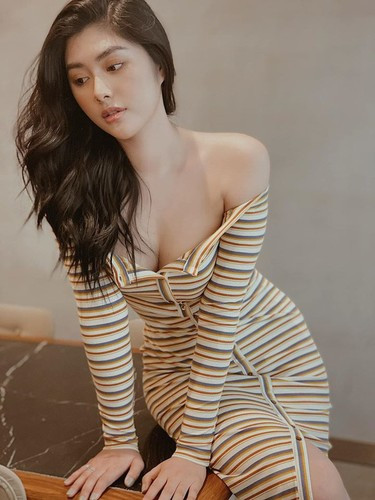 Ngoài ra, người đẹp còn sở hữu bộ sưu tập đồ hiệu khiến nhiều người phải ao ước. Từ túi hiệu đến đồng hồ, kim cương,... Huỳnh Tiên cho thấy cô là một “đại gia” chính hiệu.