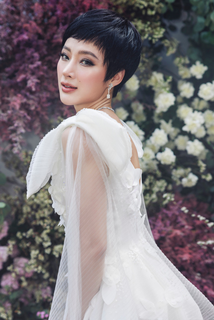 Chia sẻ về sự quay trở lại sau nhiều năm vắng bóng, Angela Phương Trinh cho biết: "Lần trở lại này Trinh rất nhớ phim trường và mọi người, rất muốn trở lại. Tất cả anh chị em làm nghệ thuật đều dành sự thương mến đến với mình không có lẽ nào mình để nghệ thuật chờ mình lâu như vậy. Mình rất nóng lòng. Bây giờ Trinh sẽ trở lại với những sản phẩm nghệ thuật chất lượng hơn, ý nghĩa hơn dành tặng đến quý vị khán giả".