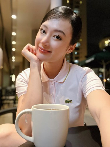Style mới của Angela Phương Trinh khiến khán giả liên tưởng đến Hiền Hồ và Xuân Lan. Không những vậy, trong sự kiện, cô nàng còn đọ sắc với H-Hen Niê - mỹ nhân có mái tóc tém trở thành thương hiệu.