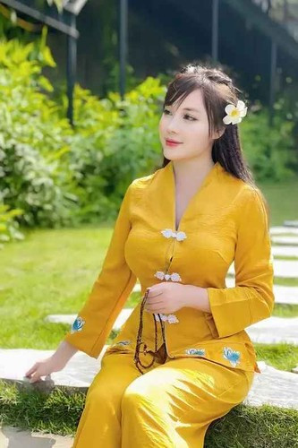 Ở phần bình luận, rất nhiều người tò mò phải chăng nữ giảng viên xinh đẹp này đã tìm được tình mới sau 2 năm ly hôn chồng hot boy.