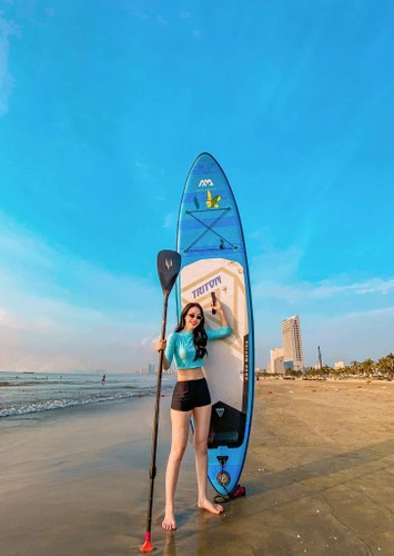 “Thời gian đầu sau khi kết hôn thì Phương khá hoang mang vì khối lượng công việc nhiều mà thời gian lại hạn hẹp. Tuy nhiên, sau đó Phương sắp xếp được ổn thỏa thì tức là Phương phải giảm thiểu công việc. Trước đây, Phương thuộc tuýp “tham công tiếc việc”. Nhưng từ khi lấy chồng, Phương tiết chế hơn và cũng nhận được sự thông cảm, thấu hiểu từ các anh chị đồng nghiệp, lãnh đạo cơ quan nên dù trong công việc hay cuộc sống đều ổn cả”- Mai Phương chia sẻ.