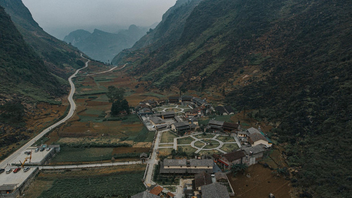  Làng văn hoá dân tộc Mông nằm ở thôn Pả Vi Hạ (xã Pả Vi, Mèo Vạc, tỉnh Hà Giang) được ví như bông hoa rực rỡ dưới chân đèo Mã Pì Lèng đang trở thành chủ đề bàn tán trên các cộng đồng yêu du lịch bởi vẻ đẹp nên thơ, hùng vĩ giữa núi rừng.