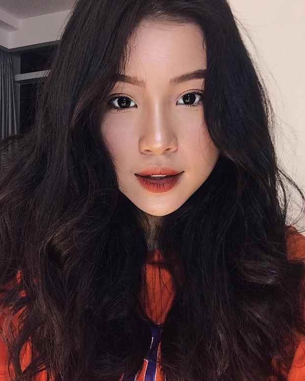 Mới 24 tuổi nhưng Quỳnh Thi ăn mặc cũng ra dáng lắm đấy.