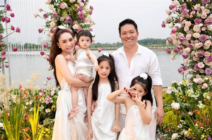 Cách đây chưa lâu, doanh nhân Quốc Vũ cũng thể hiện màn chiều vợ "vô bờ bến" của mình bằng cách chấp nhận bán ngay căn biệt thự 22 tỷ chỉ vì Đoàn Di Băng sợ rắn.