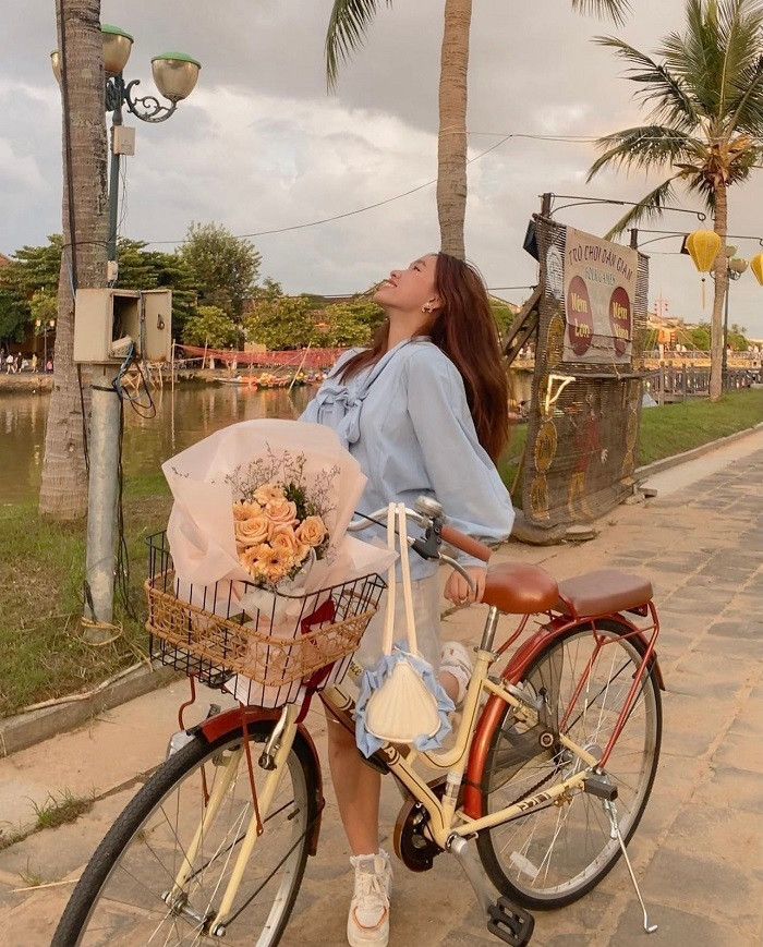 Thời điểm đó, do ảnh hưởng của dịch COVID-19 nên Vừng đã ở lại Việt Nam 1 năm. Đây cũng là thời gian cô bạn tham gia chương trình trao đổi sinh viên VinUni - Cornell. Cũng từ đó mà loạt vlog review trường đại học có học phí đắt đỏ nhất nhì Việt Nam ra đời.
