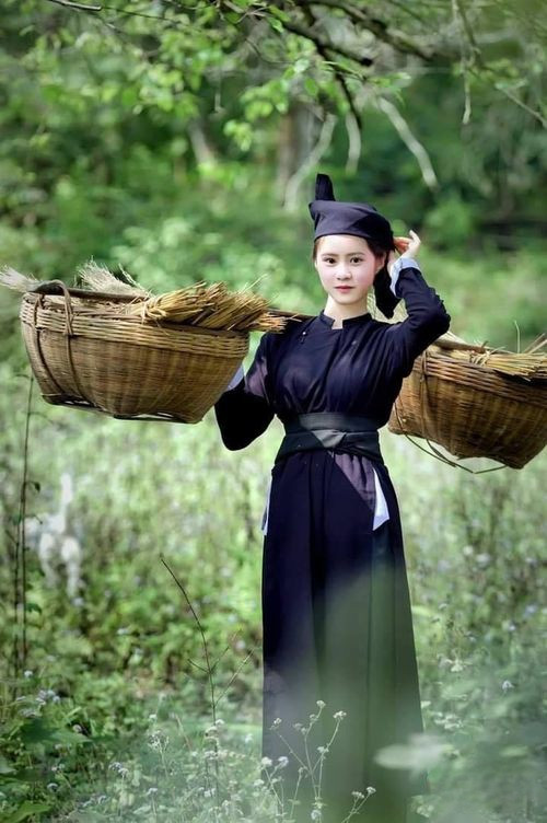 Qua tìm hiểu được biết, cô gái trong bức ảnh này là Lý Thị Ngọc Diệp (SN 2001) sinh ra và lớn lên ở huyện Trùng Khánh, tỉnh Cao Bằng.