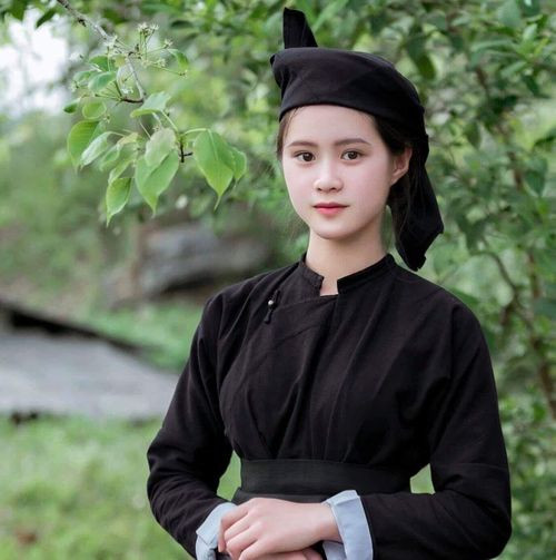 Chân dung cô gái Tày đã nhận về “cơn mưa” lời khen của cộng đồng mạng. Nhiều người còn bày tỏ sự tự hào về trang phục truyền thống của dân tộc Tày.