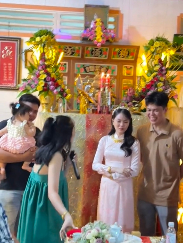 Mới đây, trên mạng xã hội đã lan truyền đoạn clip ghi lại tiết mục trao quà cưới của một cô gái xinh đẹp.