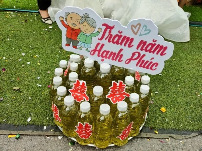 Trước đó, một cô gái ở Bắc Giang đã được hội bạn cấp 3 tặng 10 lít xăng làm quà mừng, vừa giá trị lại rất thiết thực vì khi ấy giá xăng đang tăng cao.