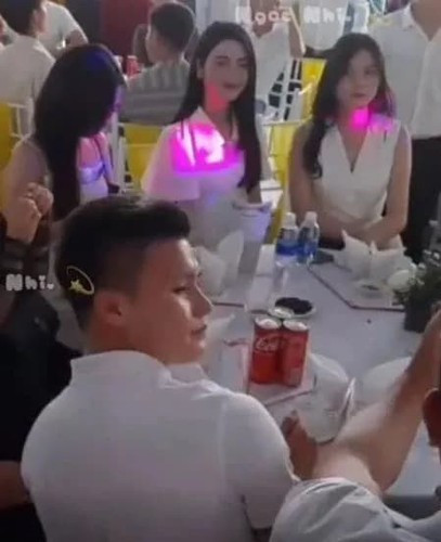 Thay vì lên tiếng, Thanh Huyền chọn cách bỏ qua những bình luận không hay trong khi vô tư trả lời tin nhắn của bạn bè.