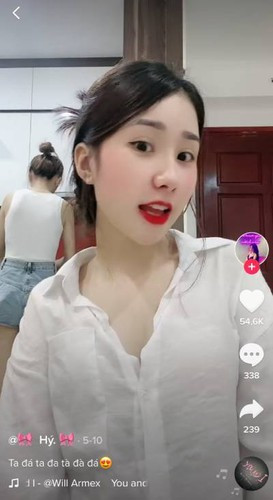 Đây cũng là lý do khiến Tiểu Hý ít khi chụp ảnh toàn thân, hầu hết các clip hoặc bức ảnh tự sướng đều quay nửa người từ eo trở lên.