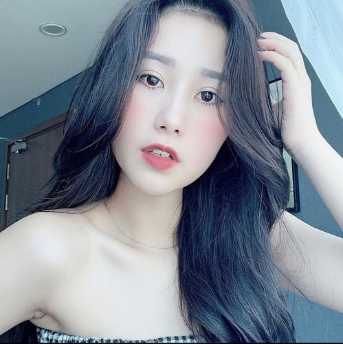 Chiều cao hạn chế nhưng Tiểu Hý sở hữu gương mặt xinh đẹp cùng thân hình cân đối.