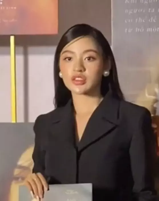 Mới đây, sự kiện ra mắt bộ phim điện ảnh quy tụ rất nhiều gương mặt nổi tiếng, từ các nghệ sĩ đến hot face trên mạng. Một trong những gương mặt nhận được sự chú ý của dân tình là “hot girl trứng rán” Trần Thanh Tâm.