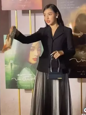 Cụ thể, trong một clip được chia sẻ trên TikTok, hot girl Trần Thanh Tâm đến sự kiện trong set đồ màu đen khá trưởng thành.