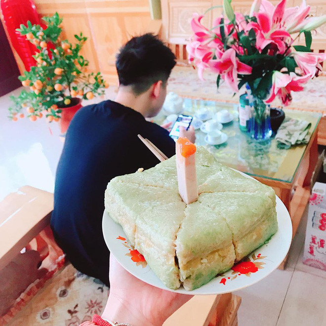 Cư dân mạng không ít lần “khóc thét” khi đăng tải hình ảnh sinh nhật ngập trong bánh chưng, thịt gà, giò chả.