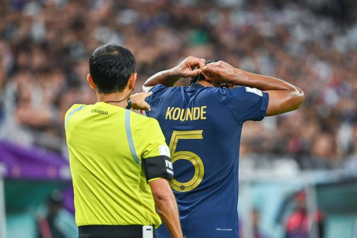 Hiện chưa có án phạt nào từ FIFA đưa ra với Kounde về việc đeo dây chuyền khi thi đấu.