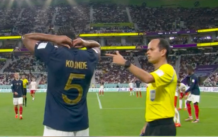 Hậu vệ Jules Kounde đã được HLV Didier Deschamps xếp đá chính trong trận 1/8 của đội tuyển Pháp trước Ba Lan. Đáng nói, cầu thủ này đã đeo một sợi dây chuyền vàng lớn quanh cổ.