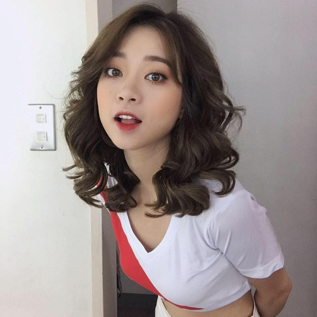 Nóng Cùng World Cup 2018 từng rất thu hút sự chú ý khi có 32 hot girl xinh đẹp nóng bóng chia sẻ, bình luận về các trận bóng. Trong khi nhiều người gây ra các ý kiến trái chiều thì Trương Hoàng Mai Anh (sinh năm 1993) được nhận xét vừa xinh lại có kiến thức bóng đá. Một thời, cô từng sốt rần rần trên mạng xã hội.