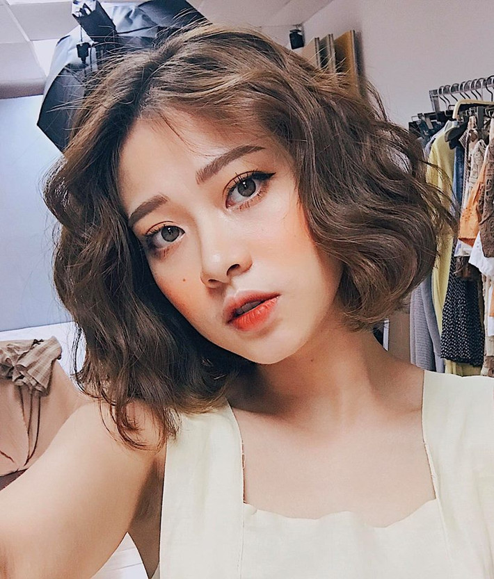 Mọi người không khỏi mê mẩn nhan sắc cô và cái tên Mai Anh lại được nhắc nhiều hơn nữa khi World Cup đang diễn ra với những ý kiến trái chiều bên lề.