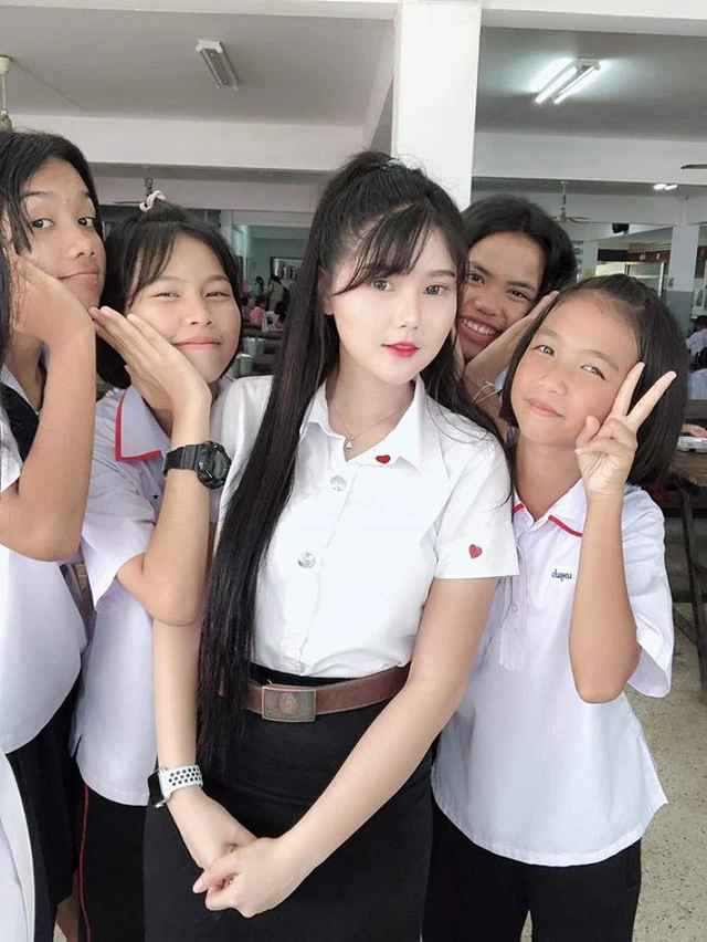Với sự nổi tiếng tăng dần, nhiều cô giáo hot girl không ngần ngại lấn sân sang các lĩnh vực khác như kinh doanh hay làm người mẫu ảnh. Điển hình trong số đó phải kể đến cái tên Kanyanat Puchaneeyakul, cựu sinh viên của Khoa giáo dục trường Đại học Phuket Rajabhat (Thái Lan).