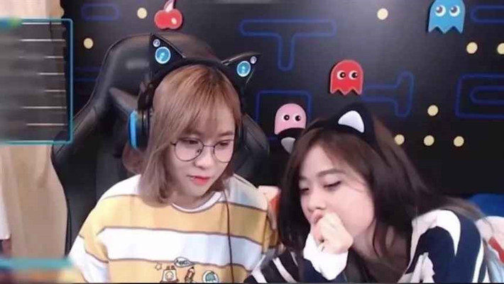 Ngoài công việc streamer, MisThy còn gây chú ý bởi chuyện tình yêu đồng giới với Bank (cũng là một streamer).