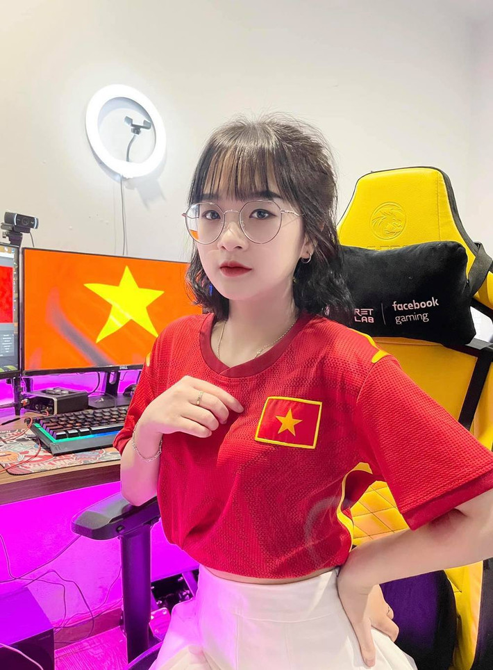 Nhận về sự chú ý, Gấm Kami không giấu được xúc động. Chia sẻ với chúng tôi, hot girl gốc Tuyên Quang cho biết: “Em cảm thấy rất vui vì được mọi người đặt cho em biệt danh đó. Danh xưng “thánh nữ bida của vũ trụ TikTok” mà mọi người đặt là hơi quá và em chưa dám nhận...