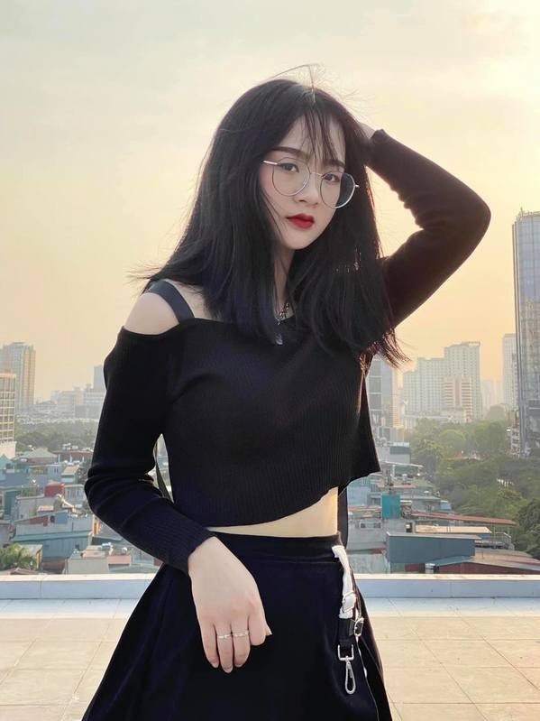 Bản thân em vẫn còn thiếu sót nhiều thứ và năng lực vẫn còn hạn chế rất nhiều, nên đang cố gắng từng ngày để phát triển bản thân, không làm mọi người yêu quý phải thất vọng. Hiện nay kênh chính thức của em đã đạt 9,6 triệu follow. Đây là một con số rất khủng mà em chưa bao giờ nghĩ là mình sẽ đạt được. Em cảm ơn và cũng sẽ cố gắng để bản thân mình phát triển cao hơn, xa hơn, không phụ lòng các bạn yêu quý mình". Hot girl TikTok cho biết thêm.