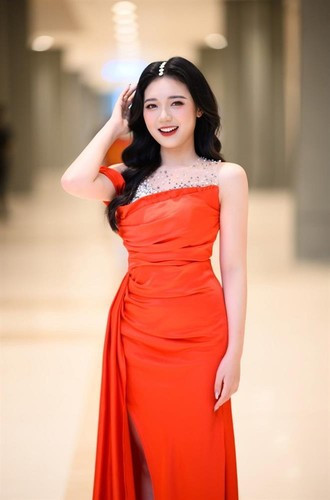 Sau hơn 6 năm theo nghề, Phương Thảo giờ đây đã có chỗ đứng trong lòng người hâm mộ bởi giọng nói truyền cảm, khả năng dẫn lưu loát cùng gương mặt khả ái.