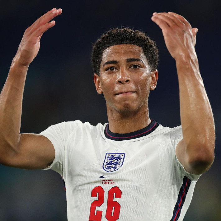 Sau trận Der Klassiker (Kinh điển nước Đức) nghẹt thở với Bayern Munich vào tháng 10, tờ The Straits Times hỏi Bellingham rằng làm cách nào để anh có thể thi đấu xuất sắc một cách nhất quán như vậy trong khi vẫn phải đối phó với áp lực gia tăng nhanh chóng theo thời gian. Cười thoải mái, Bellingham nói: “Tôi có những cộng sự thực sự tốt xung quanh mình. Tôi luôn giữ đôi chân trên mặt đất nhưng cũng luôn muốn trở nên tốt hơn. Tôi nghĩ mình luôn có thể tiến bộ”.
