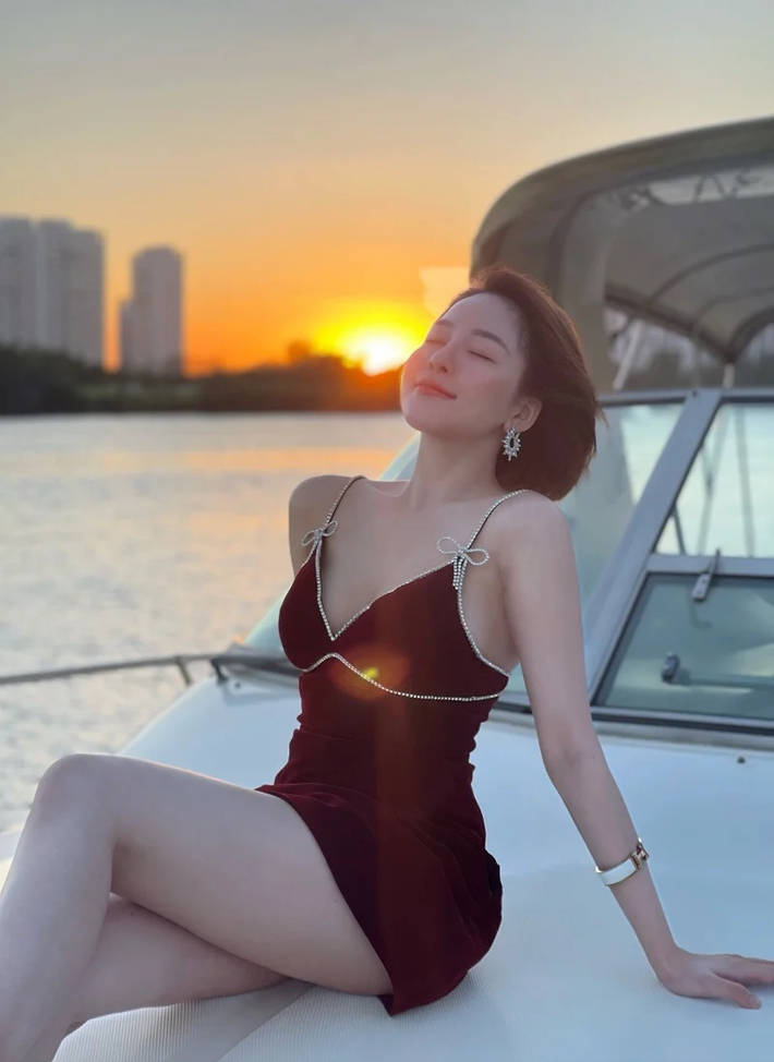 Khi tên tuổi đang lên, hot girl Trâm Anh lại vướng phải scandal lộ clip nhạy cảm với bạn trai vào tháng 4/2019.