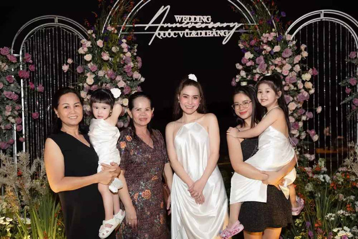 Trước đó, ông xã Đoàn Di Băng đưa ra loạt tiêu chí khắt khe chọn người giúp việc cho nhà mới. Trong đó có một người sẽ giữ vị trí quản gia (người đứng đầu các bà vú, trông coi chung mọi việc).