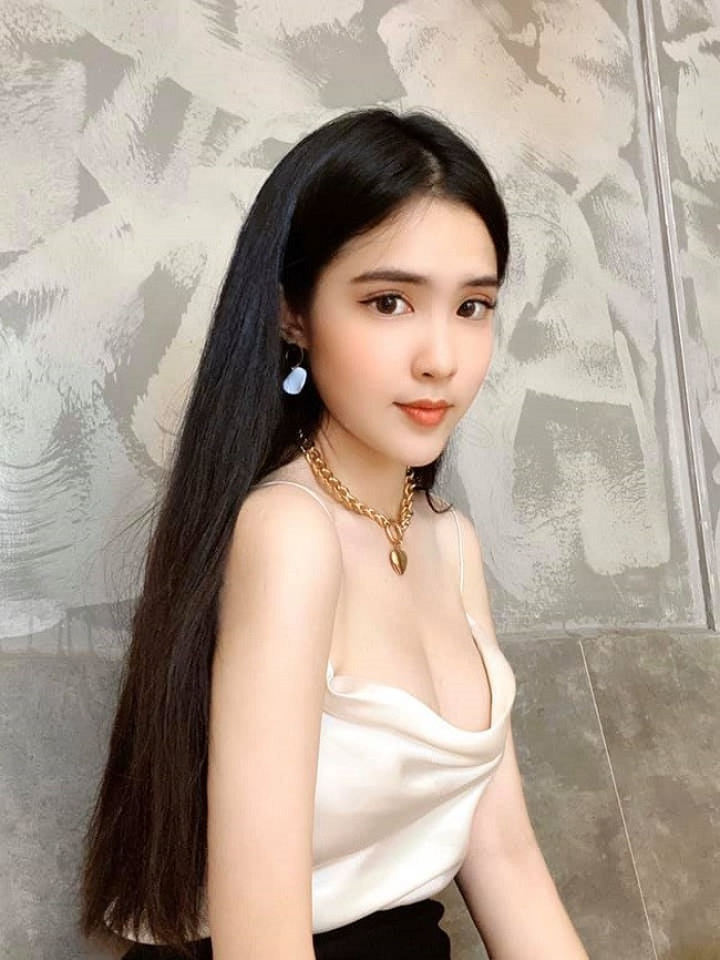 Không những thế công việc này còn mang lại cho Đoan Nghi một khoản thu nhập đáng kể để trang trải chi phí học tập, sinh hoạt và mua những món đồ mà Nghi yêu thích không cần nhờ đến sự hỗ trợ từ gia đình.