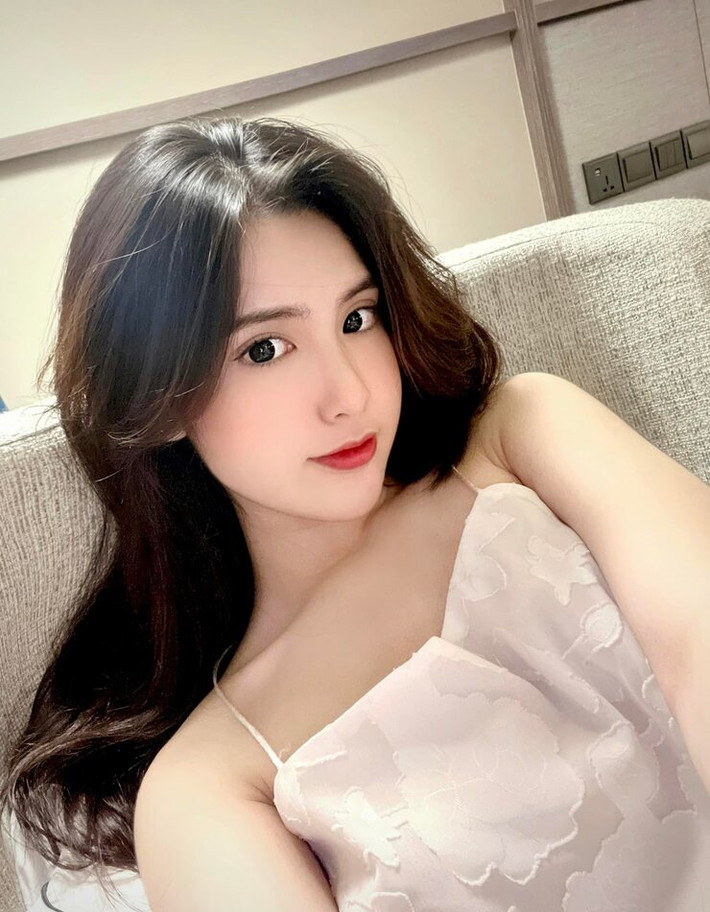 Bản thân Đoan Nghi cũng rất thích vẽ, thiết kế trang phục. Hot girl Gen Z này có phong cách thời trang đa dạng và linh hoạt tùy theo hoàn cảnh.