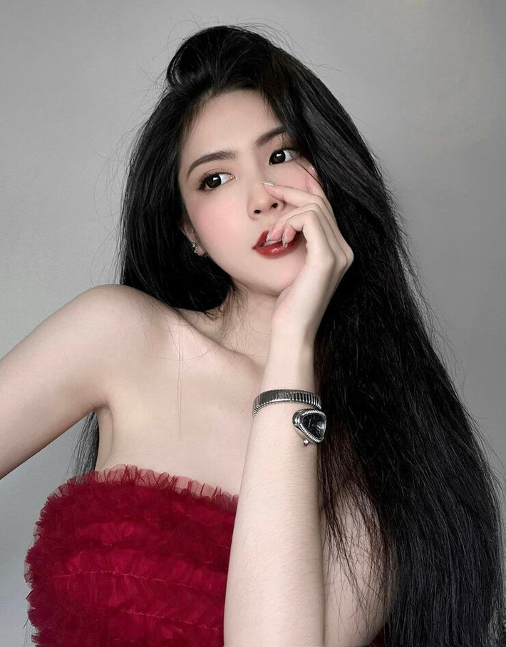 Đinh Triệu Đoan Nghi sinh năm 2002, quê ở Sa Đéc, Đồng Tháp. Gái xinh từng được chú ý khi diện áo dài hay hot girl cổ vũ U23 Việt Nam.