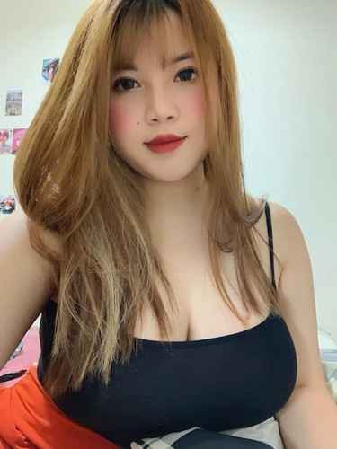Ngay khi trông thấy con gái, bố mẹ Thu Trang đã rất ngạc nhiên, chạy đến ôm trầm lấy cô.