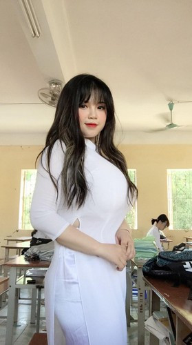 Dưới bài viết, rất nhiều người đã để lại bình luận hỏi thăm Thu Trang. Được biết, lần trở về này của "nữ sinh ngực khủng" chỉ là để thăm gia đình.