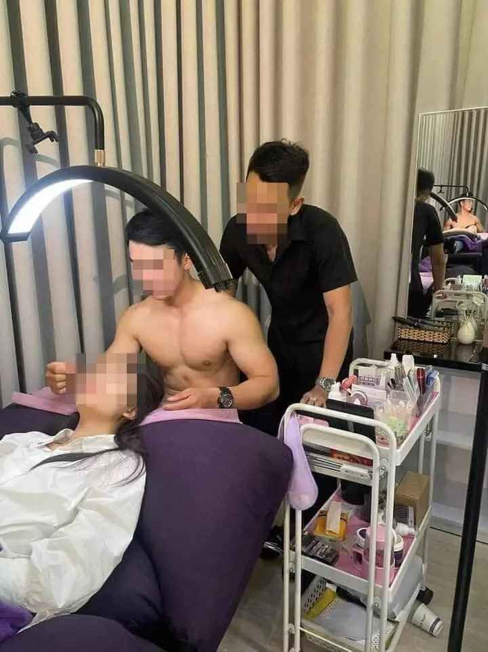 Ở khoảnh khắc khác, các nam nhân viên còn đeo thêm chiếc tạp dề để che đi phần cơ bụng cuồn cuộn.