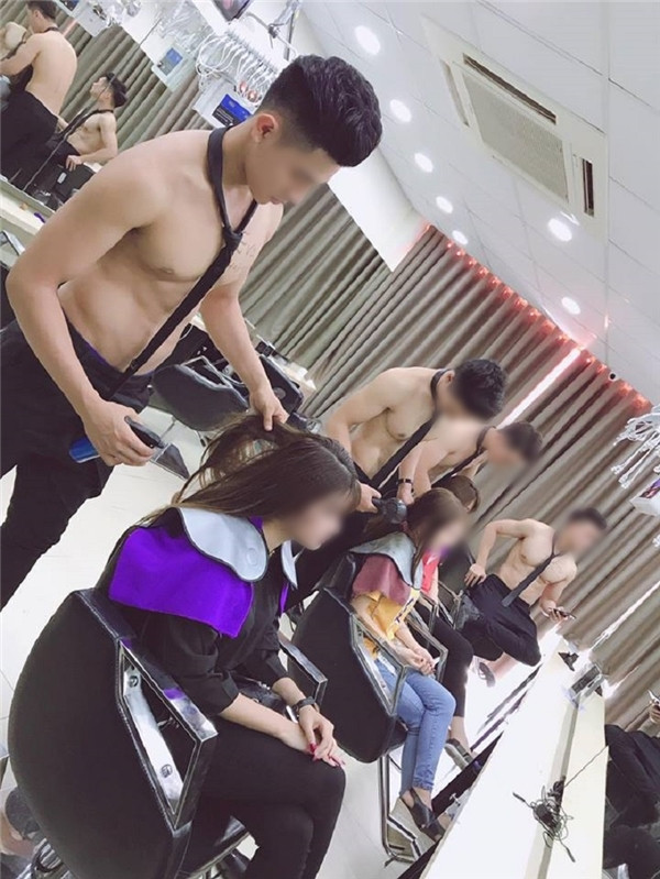 Loạt trai đẹp trong tình trạng cởi trần, cơ bắp ai nấy cũng cuồn cuộn, body múi nào ra múi nấy trong một tiệm spa tóc từng gây tranh cãi trên các diễn đàn Việt.