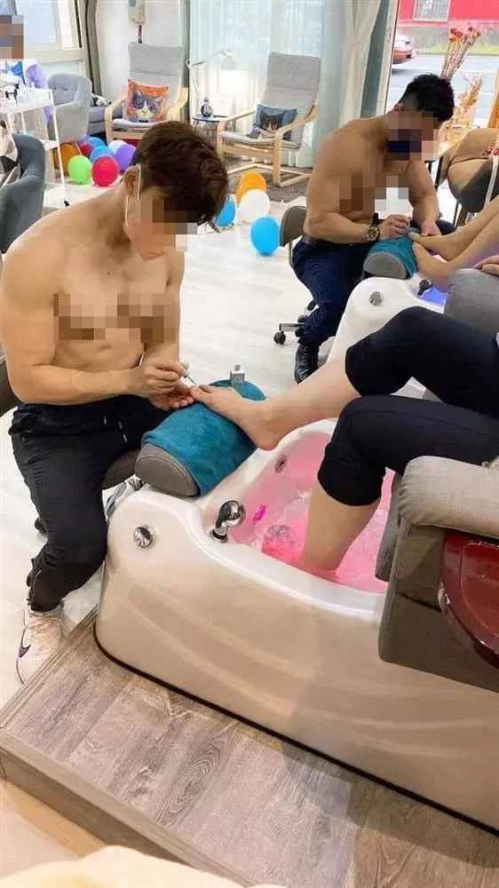 "Tiệm nail soái ca, nơi chị em thoải mái làm đẹp", dòng trạng thái đính kèm loạt ảnh.
