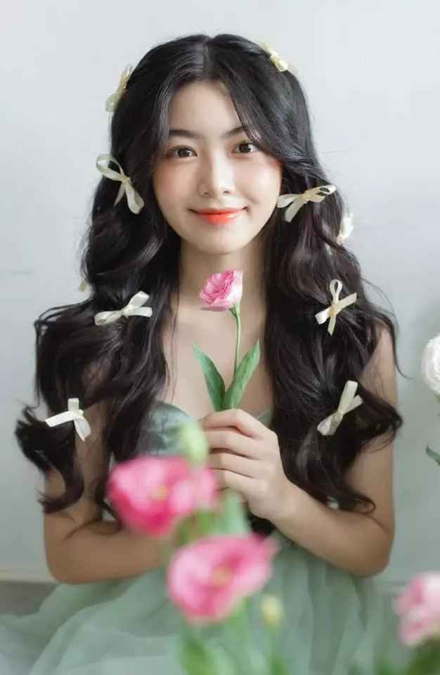 Mới đây trên trang cá nhân, MC Quyền Linh đăng ảnh con gái cả xinh đẹp trong ngày đón tuổi mới. Kèm theo đó anh viết: "Hihi chúc mừng sinh nhật con gái yêu của ba nhé. Chúc Lọ Lem của ba vui khỏe và học giỏi nha. Con yêu, ba yêu con nhiều lắm lắm".