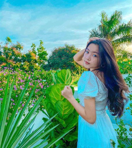 Nói về dàn gái xinh Gen Z, chắc chắn không thể bỏ qua Lọ Lem (tên thật là Mai Thảo Linh, sinh năm 2006) - con gái MC Quyền Linh. Cô nàng thu hút sự chú ý của netizen nhờ nhan sắc xinh xắn và rạng rỡ ở tuổi 16.